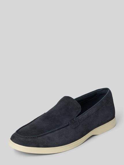 Produktfoto, Slipper aus beschichtetem Leder Modell 'Torford Easy' von Clarks in Dunkelblau mit strukturierter, heller Sohle, glatte Textur, Absatzhöhe 2 cm, Schafthöhe 7 cm, Schaftweite 13 cm.