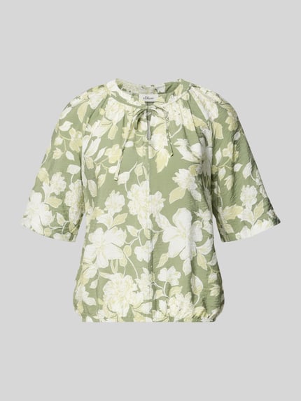 Produktfoto, Relaxed Fit Blusenshirt aus Viskose-Mix von s.Oliver RED LABEL in Grün mit weißem floralem Allover-Muster und Crinkle-Textur