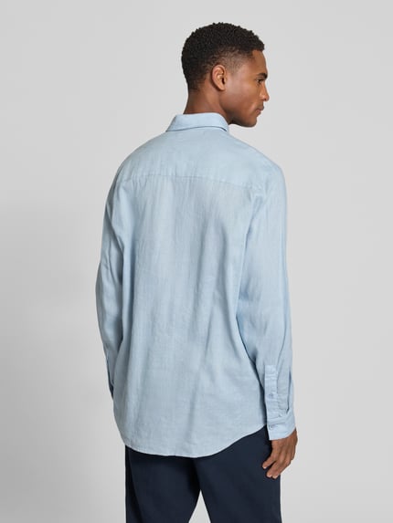 Männermodel trägt Slim Fit Freizeithemd aus Leinen-Baumwoll-Mix Modell 'RAMIS' von Drykorn, Two-Tone-Machart, Ganzkörperansicht Rückansicht, Rückenlänge bei Größe M: 80 cm, Schulterbreite: 46 cm, Ärmellänge: 66 cm.