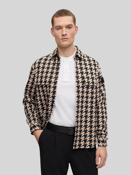 Männermodel trägt Ledergürtel mit Dornschließe Modell 'CONNIO' van BOSS, mat zwart leer, label-applicatie, breedte 4 cm, Ganzkörperansicht von vorne