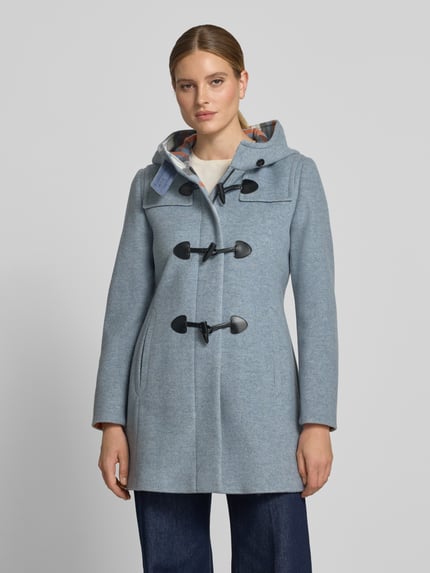 Frauenmodel trägt Regular Fit Dufflecoat aus Woll-Mix von Gil Bret in Hellblau mit schwarzen Knebelverschlüssen, Ganzkörperansicht von vorne, Damen Dufflecoat von Gil Bret.