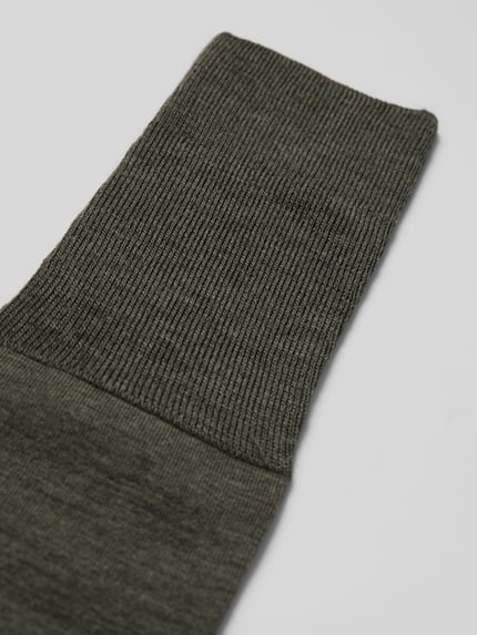 Produktfoto, Kniestrümpfe mit elastischem Rippenbündchen Modell 'AIRPORT' von Falke, Schurwoll-Mix mit Baumwoll-Anteil, grüne Feinstrick-Textur.