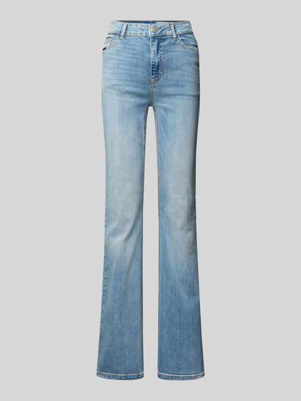 Produktfoto, Flared Jeans mit 5-Pocket-Design Modell 'WENDIE' von Noisy May in hellblauem Baumwoll-Elasthan-Mix auf weißem Hintergrund.
