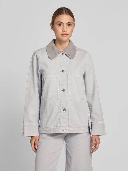 Frauenmodel trägt Regular Fit Jacke mit Umlegekragen von BAUM & PFERDGARTEN aus elastischem Baumwoll-Mix in Hellgrau, aufgesetzteTaschen, durchgängige Knopfleiste, Ganzkörperansicht von vorne. Rückenlänge 66 cm, Brustweite 43 cm, Ärmellänge 62 cm bei Größe 36.
