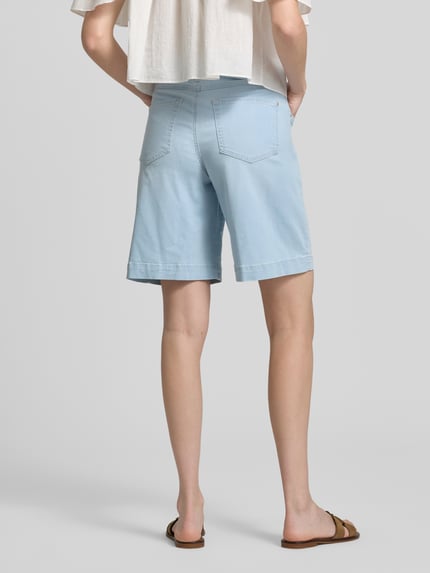 Frauenmodel trägt Bermudas mit Bindegürtel Modell 'Lia City' von Angels aus hellblauem Baumwoll-Mix mit Stretch-Anteil, Regular-Fit, Ganzkörperansicht Rückansicht, Bundweite bei Größe 36: 39 cm, Innenbeinlänge bei Größe 36: 24 cm.