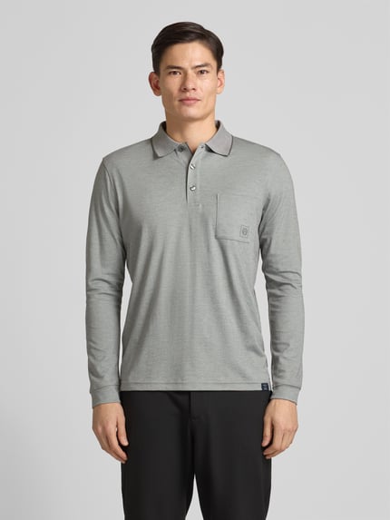 Männermodel trägt Poloshirt mit Brusttasche von Lerros aus Baumwoll-Mix, Regular-Fit, Polokragen, Label-Detail, Ganzkörperansicht von vorne.