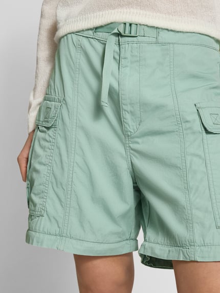 Frauenmodel trägt Cargohose mit aufgesetzten Taschen von Levi's®, lockerer Schnitt, unifarben mint, reine Baumwolle, Nahaufnahme Oberkörper