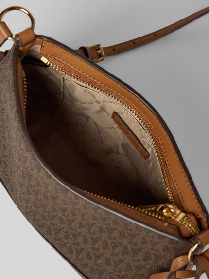 Produktfoto, Handtasche mit Logo-Muster Modell 'ANDIE' von MICHAEL Michael Kors mit Hauptfach, Reißverschluss, Label-Applikation, Schulterriemen, Innenfutter in Beige, Maße 20 cm Breite, 17 cm Länge, 8 cm Tiefe, Schulterriemenlänge 114 cm.