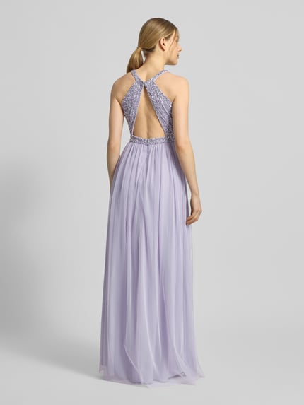 Vrouwenmodel draagt 'Abendkleid mit Strasssteinbesatz und Rundhalsausschnitt' van Jake*s Cocktail, chiffon, a-lijn, maxijurk in lila met ronde hals, strassteendecoratie, achterkant open, haak- en ritssluiting, ruglengte 135 cm, borstwijdte 39 cm, volledige rugaanzicht.