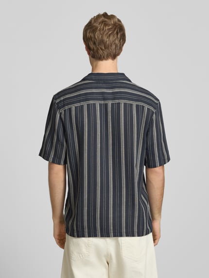 Mężczyzna model nosi Relaxed Fit Freizeithemd mit Logo-Stitching od REVIEW, w paski, kolor granatowy, krótki rękaw, całkowity widok z tyłu, długość pleców w rozmiarze M: 69 cm, szerokość ramion w rozmiarze M: 49 cm, długość rękawa w rozmiarze M: 27 cm