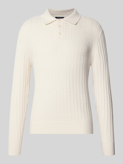 Produktfoto, kremowy sweter z dzianiny Strickpullover mit Polokragen und kurzer Knopfleiste von MCNEAL, bawełna, krój regular fit, Ścieg warkoczowy, kołnierzyk polo, krótka listwa guzikowa, prążkowane wykończenia, długość tyłu w rozmiarze M: 71 cm, długość rękawów w rozmiarze M: 78 cm
