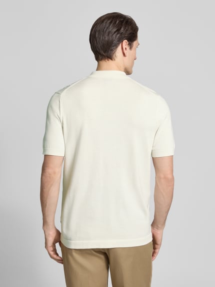 Männermodel trägt Regular Fit Poloshirt mit 1/2-Arm von OLYMP Level Five, Baumwoll-Mix, Zopfmuster, Polokragen, Knopfleiste, Rückansicht.
