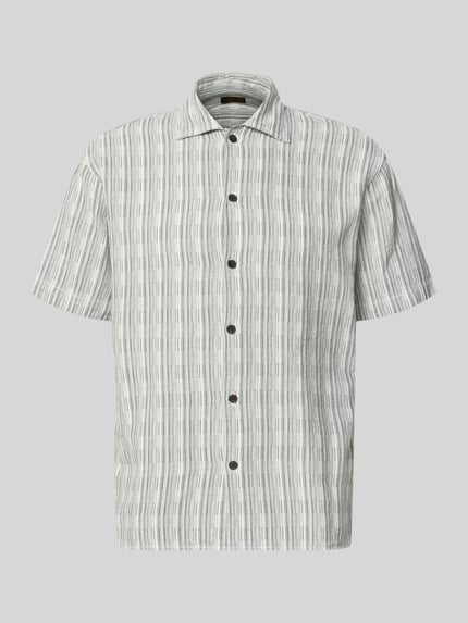 Produktfoto, Regular Fit Freizeithemd mit Kentkragen von Jack & Jones Premium aus Reine Baumwolle mit gestreiftem Muster, 1/2-Arm, Knopfleiste, in Hellgrau mit feiner Struktur, Rückenlänge bei Größe M 72 cm, Schulterbreite 52 cm, Ärmellänge 24 cm.