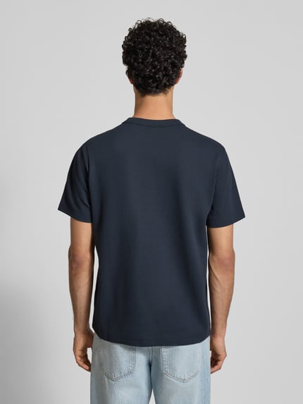 Männermodel trägt Regular Fit T-Shirt mit Strukturmuster von G-Star Raw, Dunkelblau, Rundhalsausschnitt, Rückenlänge 71 cm, Ganzkörperansicht Rückansicht.