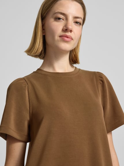 Frauenmodel trägt T-Shirt-Kleid aus Modal-Mix mit Rundhalsausschnitt von Rich & Royal in Braun, glatte Textur, gerader Schnitt, Nahaufnahme Oberkörper, Damen T-Shirt-Kleid, Modal-Mix mit Stretch-Anteil, Minikleid.
