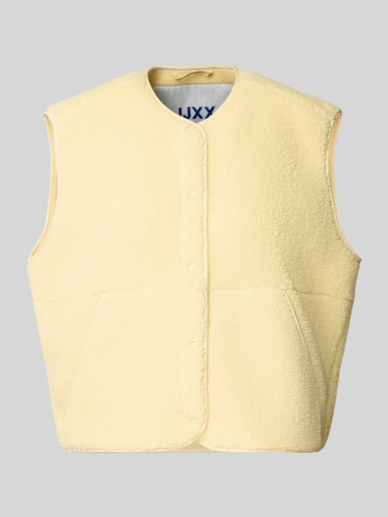 Produktfoto, Teddyweste mit Eingrifftaschen Modell 'VERA' von JJXX, kremowa, tekstura pluszu, prosty krój, okrągły dekolt, zapięcie na napy, długość pleców w rozmiarze S: 57 cm, szerokość ramion w rozmiarze S: 46 cm, szerokość w rozmiarze S: 59 cm