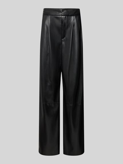 Produktfoto, schwarze Damenhose Relaxed Fit Weite Hose mit Bundfalten Modell 'TADESA' von BOSS, glänzende Kunstleder-Optik, High Waist, Bundfalten, seitliche Eingrifftaschen, ansatzweise Gesäßtaschen, strukturierte glatte Oberfläche