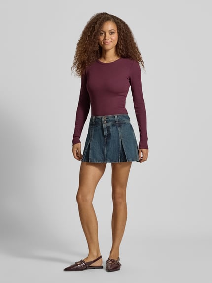 Vrouwenmodel draagt shirt met lange mouwen van mix van katoen en elastaan, skinny fit, Model 'FREYA' van JJXX, riblook, ronde hals, ruglengte maat S 50 cm, Ganzkörperansicht von voren.