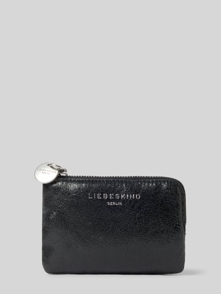 Productfoto, zwart leren portemonnee met label in reliëf, model 'LYA' van LIEBESKIND BERLIN, hoofdvak met ritssluiting, diverse steekvakken