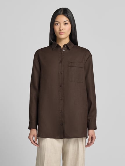 Frauenmodel trägt Regular Fit Leinenbluse mit Brusttasche Modell 'FILO' von MM by Max Mara in Braun, glatte Textur, Ganzkörperansicht von vorne, reine Leinenqualität, Hemdblusenkragen, Knopfleiste, lange Ärmel.