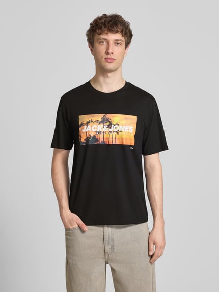 Męski model nosi T-Shirt mit Label-Print Modell 'INDIANA' von Jack & Jones, czarny, bawełna, krój regular fit, przód, ujęcie całopostaciowe.