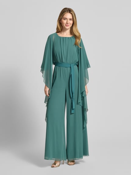 Frauenmodel trägt Stola aus Chiffon mit Knopfverschluss von Vera Mont in fließendem Stoff, Ganzkörperansicht von vorne.