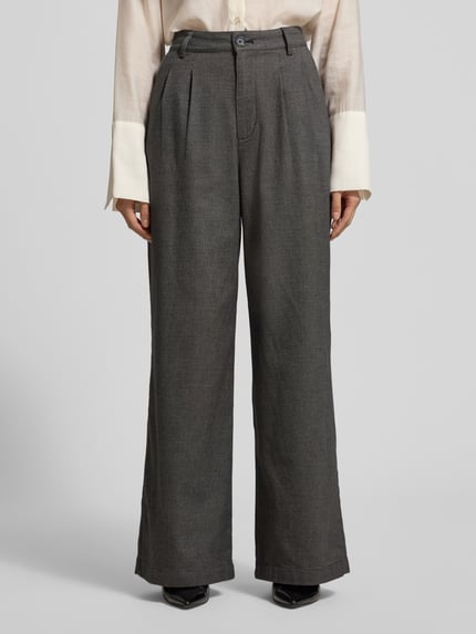 Frauenmodel trägt Hose mit weitem Bein und Eingrifftaschen Modell 'Tullahoma' von Mustang, Baumwoll-Viskose-Mix, Ganzkörperansicht von vorne.