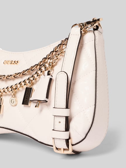 Produktfoto, Shoulder Bag mit Logo-Detail Modell 'Libby' von GUESS, imitacja skóry, ozdobny detal, główna przegroda z zamkiem błyskawicznym, odpinany pasek na ramię, szerokość w rozmiarze 1: 30 cm, długość w rozmiarze 1: 16 cm, głębokość w rozmiarze 1: 5 cm, długość paska na ramię w rozmiarze 1: 55 cm, jasny kolor, przeszycia, detale metalowe