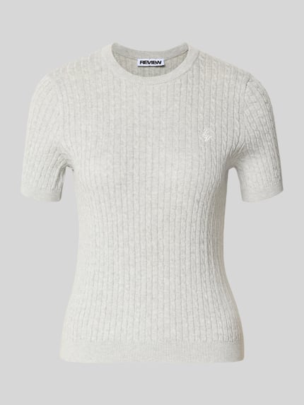 Productfoto, Kurzarmpullover mit Zopfmuster und Rundhalsausschnitt van REVIEW in lichtgrijs, pure katoen, slim fit, logo, ribboorden op mouwen en zoom, lengte 53 cm, mouwlengte 21 cm