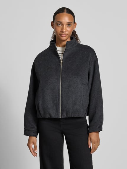 Vrouwenmodel draagt Regular Fit Bomberjacke aus Woll-Mix Modell 'Florine' van Neo Noir, donkergrijs, met staande kraag en rits, vooraanzicht van het hele lichaam.