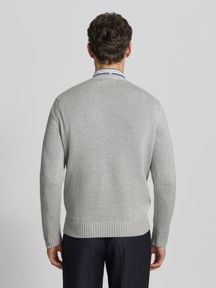 Männermodel draagt Strickpullover mit gerippten Abschlüssen van Polo Ralph Lauren in lichtgrijs, puur katoen, regular fit, ruglengte 67 cm, mouwlengte 66 cm, labelstitching, ribboorden, ronde hals, ganzkörperansicht rugaanzicht.