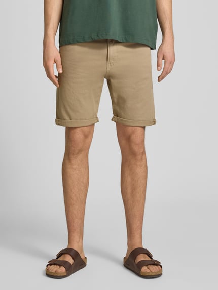 Männermodel trägt beige Jeansshorts mit Umschlag und Eingrifftaschen Modell 'RICK ALLEN' von Jack & Jones, Ganzkörperansicht von vorne, Regular Fit, Baumwoll-Elasthan-Mix.
