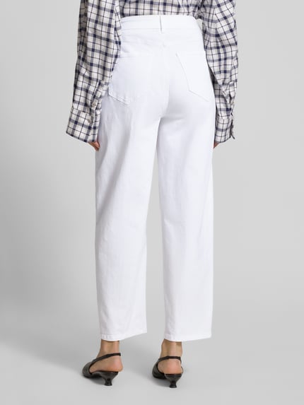 Frauenmodel trägt Barrel Fit Jeans-Culotte aus Baumwoll-Mix Modell 'HANNI' von Raffaello Rossi, weiß, 5-Pocket-Design, 7/8-Länge, Ganzkörperansicht Rückansicht.