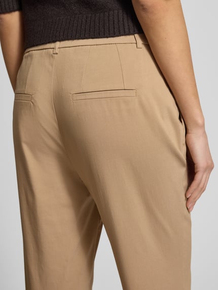 Vrouwenmodel draagt Hose in verkürzter Passform Modell 'Flour 2' van STEHMANN in katoenmix met stretch, steekzakken, detailopname rugaanzicht.