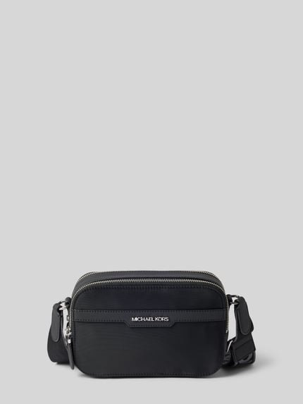 Productfoto, zwarte Handtasche mit Schulterriemen Modell 'MALONE' van Michael Kors met labeldetail en ritssluiting, 21x14x6 cm, schouderriem 104 cm.