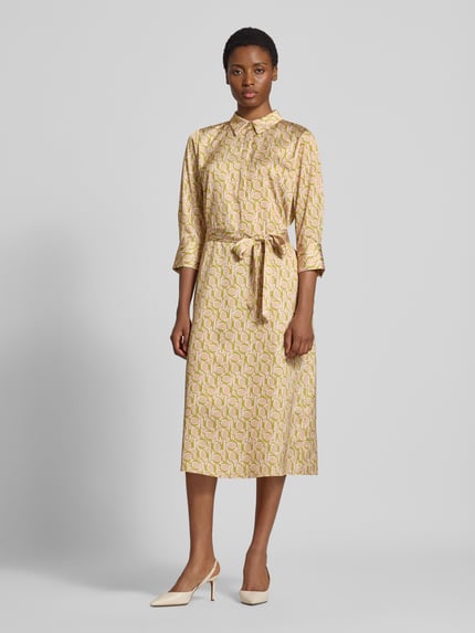 Frauenmodel trägt Fließendes Freizeitkleid mit Allover-Muster Modell '263D32Diandra2' von JOOP! in Beige-Gelb, Ganzkörperansicht von vorne.