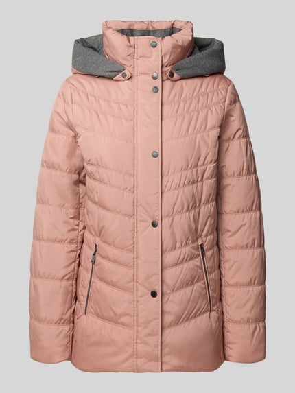 Produktfoto, Jacke in Stepp-Optik mit Kapuze von FUCHS SCHMITT w kolorze jasnoróżowym, z efektem pikowania, taliowany krój, kaptur, wpuszczane kieszenie z zamkiem błyskawicznym, długość tyłu w rozmiarze 36: 74 cm, szerokość ramion w rozmiarze 36: 40 cm, szerokość klatki piersiowej w rozmiarze 36: 48 cm, długość rękawów w rozmiarze 36: 64 cm