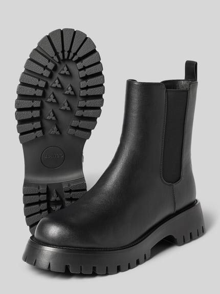 Produktfoto, Boots mit elastischen Einsätzen und profilierter Sohle von BIANCO, schwarze Farbe, abgerundete Spitze, sichtbare Struktur, Reißverschluss, Absatzhöhe 4 cm, Schafthöhe 17 cm, Schaftweite 12 cm