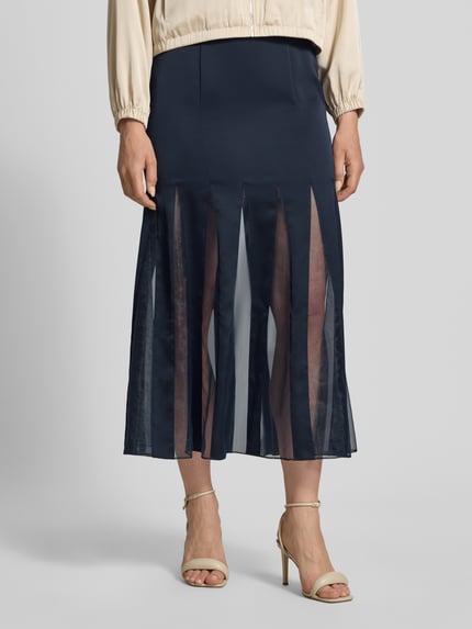 Kobiece model prezentuje długa spódnica z transparentnymi wstawkami Damen Maxi-Rock mit transparenten Einsätzen Modell 'VABELLI' von BOSS, ciemnogranatowy kolor, gładka tekstura, długość maxi, Ganzkörperansicht von vorne.