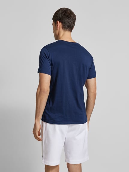 Männermodel trägt T-Shirt mit Logo-Stitching von Polo Ralph Lauren, reine Baumwolle, gerade Passform, Rundhalsausschnitt, Rückenlänge 70 cm, Ganzkörperansicht Rückansicht.