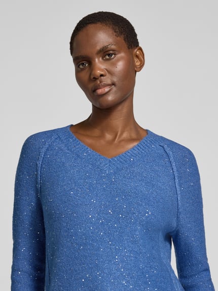 Frauenmodel trägt Regular Fit Pullover mit V-Ausschnitt von JAKE*S WOMAN COLLECTION in blauer Melange Strickoptik, Nahaufnahme Oberkörper.