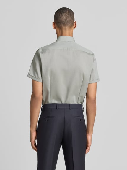Männermodel trägt Slim Fit Business-Hemd mit kentkraag van OLYMP Level Five, puur katoen, knoopsluiting, mouwen met omslag, ruglengte 70 cm, schouderbreedte 40 cm, mouwlengte 24 cm, heren zakelijk hemd, Ganzkörperansicht Rückansicht.