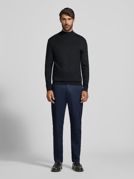 Männermodel trägt dunkelblaue Slim Fit Chino aus Baumwoll-Mix Modell 'MILES' von Selected, Herren Chino, Ganzkörperansicht von vorne.