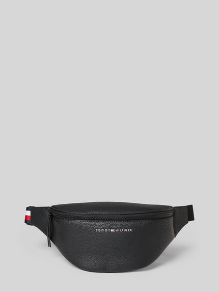 Produktfoto, Bauchtasche mit Strukturmuster von Tommy Hilfiger in Schwarz mit Logo-Details, robustem Material, Hauptfach mit Reißverschluss und verstellbarem Schulterriemen mit Klickverschluss, Label-Schriftzug, Reißverschlussfach innen, Maße: Breite 36 cm, Länge 15 cm, Tiefe 5 cm, Schulterriemenlänge 90 cm.