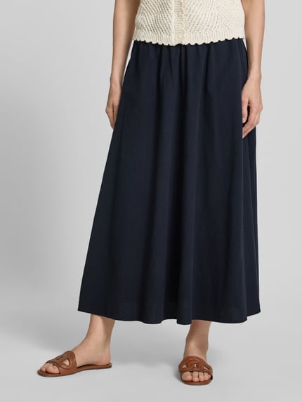 Frauenmodel trägt Maxirock aus reiner Baumwolle Modell 'CISSIE' von Soyaconcept in Dunkelblau, A-Linie, seitliche Taschen, Nahaufnahme Unterkörper.