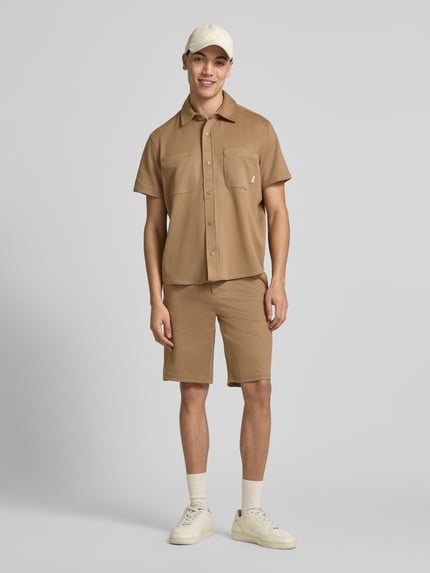 Mannermodel draagt Regular Fit Bermudas model 'ADRIAN' van Blend, materiaalmix met viscose, steekzakken, regular fit, binnenbeenlengte 26 cm, bandwijdte 41 cm, maat M, geheelbeeld vooraanzicht.