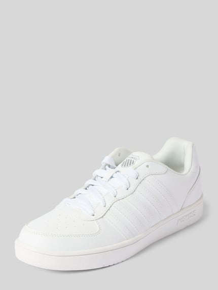 Produktfoto, Herren Sneaker mit abgerundeter Form, Schnürung, Label-Details und profilierter Sohle, Modell 'Court Cali' von K-SWISS, weiße Glattleder-Optik, Absatzhöhe 3 cm, Schafthöhe 7 cm, Schaftweite 9 cm.