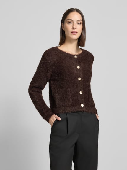 Modelka nosi kardigan rozpinany Regular Fit Strickjacke aus Baumwoll-Mix von ROBE LÉGÈRE, ciemnobrązowy, widok całej sylwetki z przodu.
