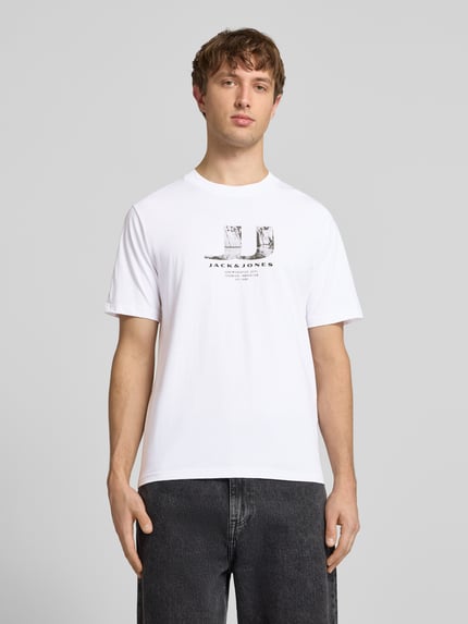 Männermodel trägt T-Shirt im 3er-Pack mit Statement-Print Modell 'DUST' von Jack & Jones aus Reiner Baumwolle in Weiß, Gerade, Rundhalsausschnitt, Logo-Print, Ganzkörperansicht von vorne.
