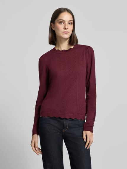 Vrouwenmodel draagt gebreide pullover van Viscosemix Model 'femi' van VILA in regular fit, bordeaux, ronde hals, Ganzkörperansicht von vorne. Ruglengte maat S 54 cm, mouwlengte maat S 63 cm.